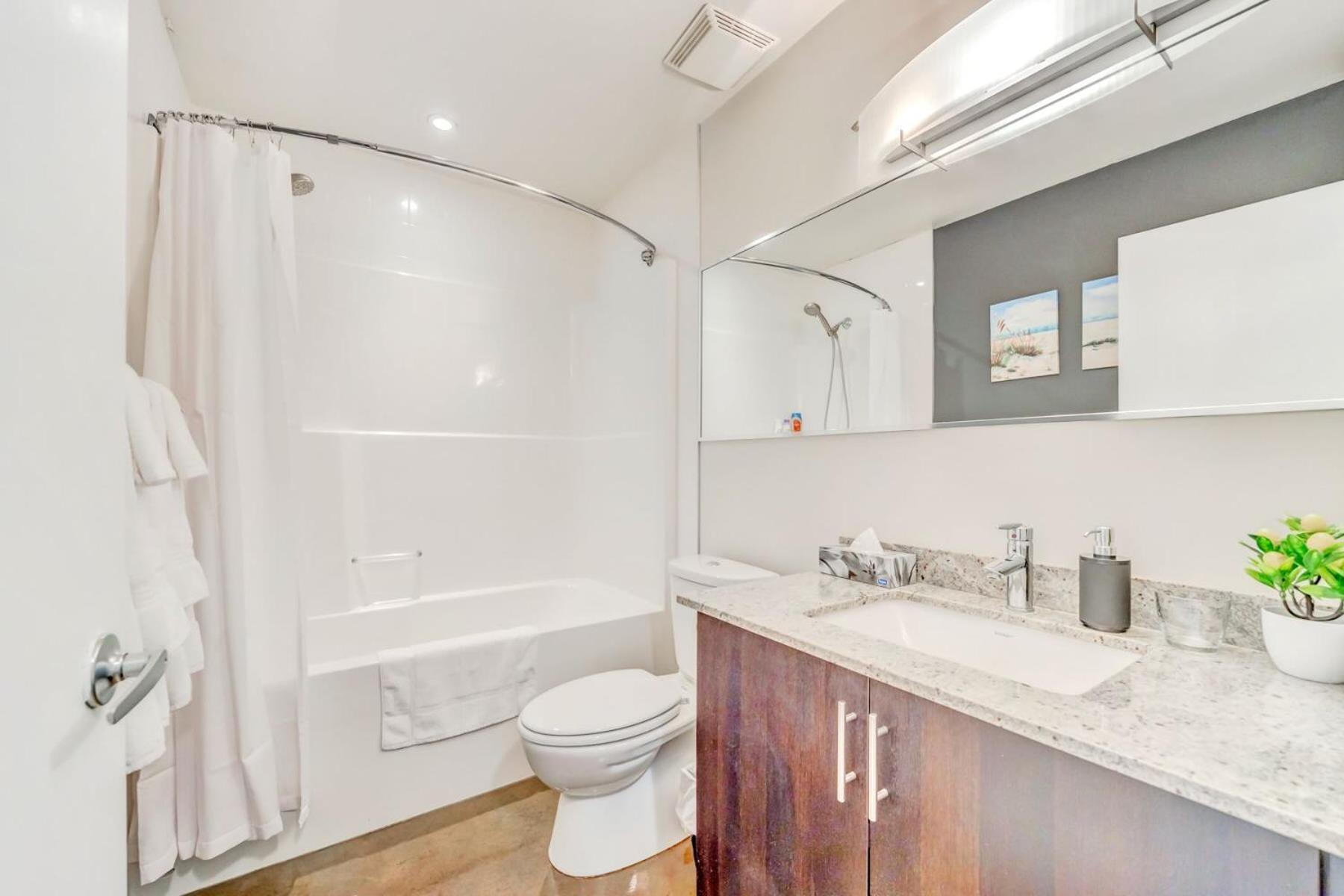 Luxury 2Br Condo - King Bed - Stunning City Views カルガリー エクステリア 写真