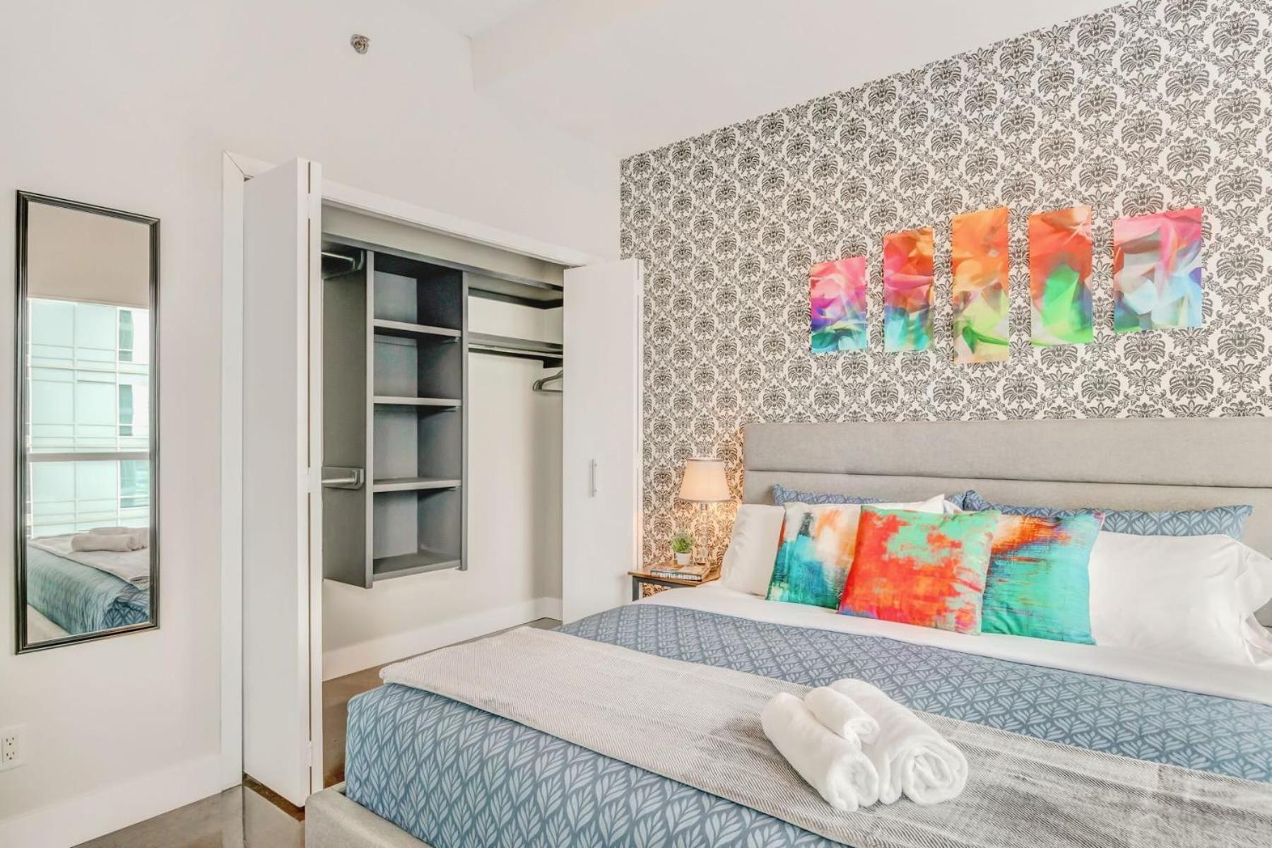 Luxury 2Br Condo - King Bed - Stunning City Views カルガリー エクステリア 写真