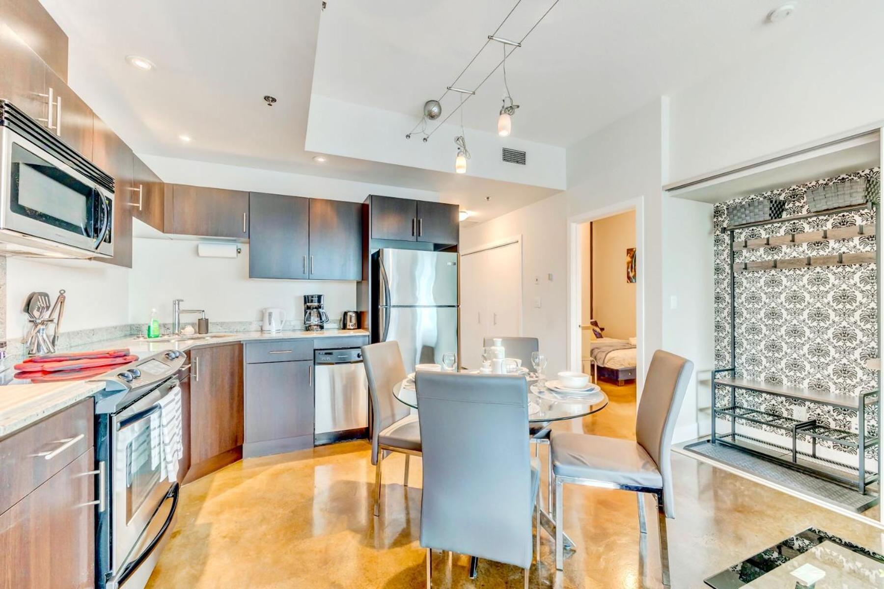Luxury 2Br Condo - King Bed - Stunning City Views カルガリー エクステリア 写真