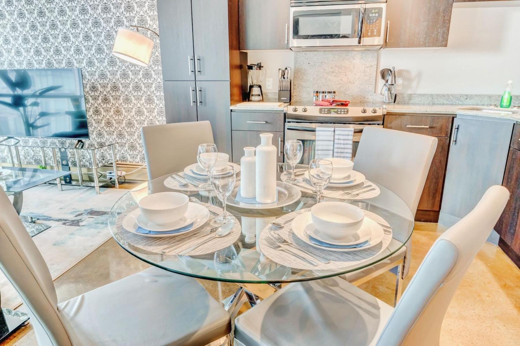 Luxury 2Br Condo - King Bed - Stunning City Views カルガリー エクステリア 写真