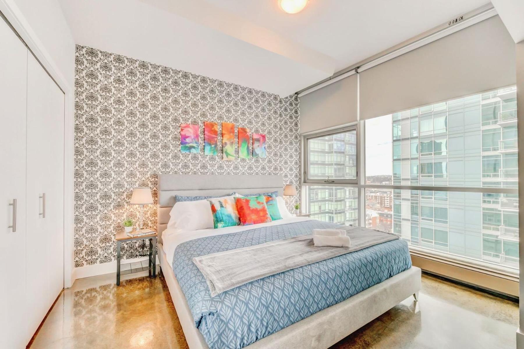 Luxury 2Br Condo - King Bed - Stunning City Views カルガリー エクステリア 写真