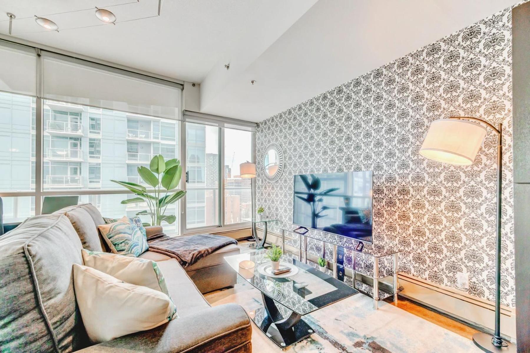 Luxury 2Br Condo - King Bed - Stunning City Views カルガリー エクステリア 写真